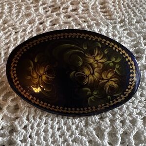 Elegant Floral Brooch with Gold Accents